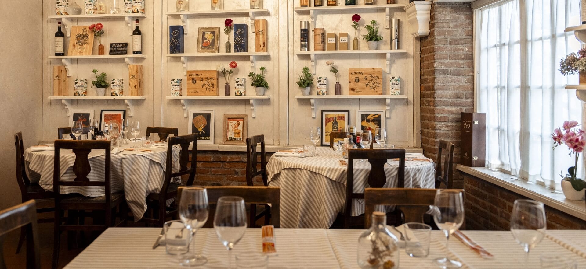 trattoriasanlorenzo-angolo-trattoria-decorato-con-fiori-e-scatole-vintage